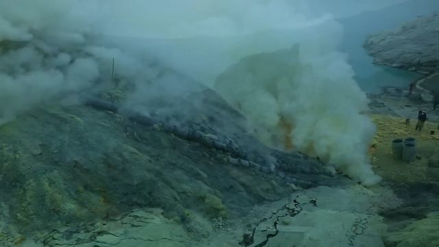 Ijen Volcano - The Largest Lake of Acid on Earth - Java, Indonesia смотреть онлайн