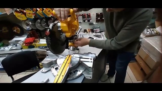 Торцювальна пила DWS 727 DeWALT