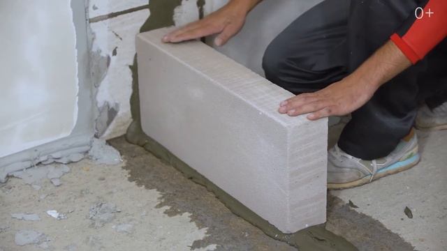 Возводим перегородки в квартире. Кладка первого ряда газосиликатных блоков. смотреть онлайн