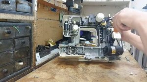 Швейная машина Brother LS-2125 пропускает стежки, регулировка челночного механизма (360p)