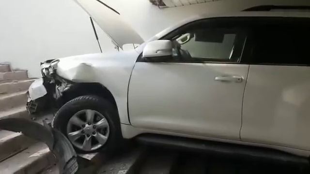 Внедорожник залетел в подземный переход в Алматы смотреть онлайн