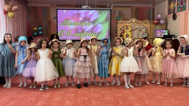 Песня девочек "Возле зеркала стою и хохочу". Группа №11 "Почемучки" смотреть онлайн