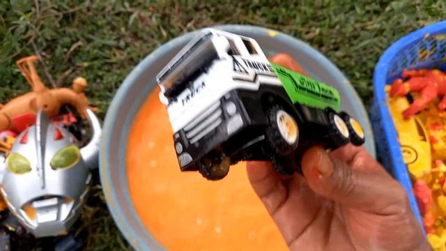 Membersihkan Mainan Mobil Balap, Kereta Api, Truk Molen, Excavator, Tayo, Gorila, Ultraman Zero смотреть онлайн
