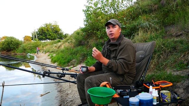 НОЧНАЯ РЫБАЛКА НА РЕКЕ. Ловля на фидер. Копченый лещ смотреть онлайн