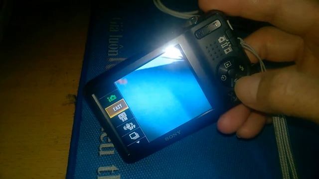 Bật nguồn truy cập thử menu của cái máy ảnh Sony Steadyshot DSC-W710 смотреть онлайн