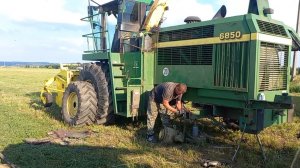 Оторвало колесо у комбайна в поле! Ковш отцепился на ходу!