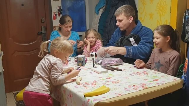Вручаем детям папины подарки из Москвы смотреть онлайн