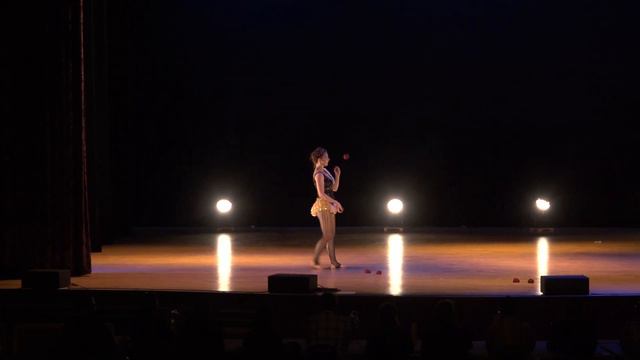 Elia Taylor International Juggling Association Medalist смотреть онлайн