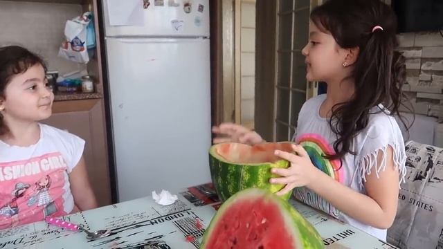 MASAL KARPUZ SLİME YAPTI - Kids pretend play with watermelon slime. Johny Johny Yes Papa Song смотреть онлайн