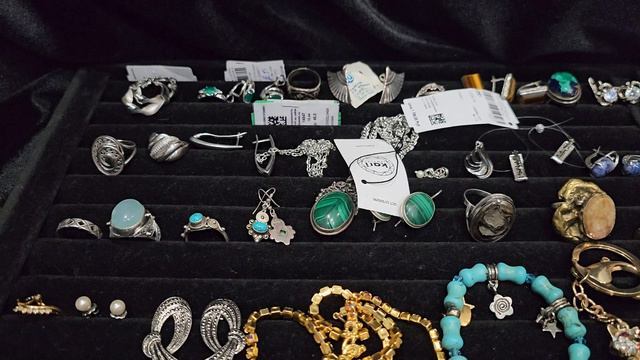 Украшения из шкатулок (б/у) 26.03 смотреть онлайн