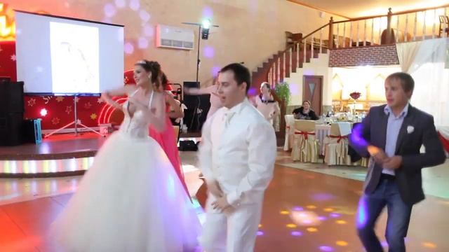 First Original Wedding Dance (Первый танец молодожён) смотреть онлайн