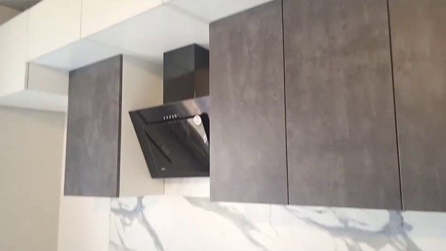 Красивая кухня в заволжской Ривьере, с антресолью, гола ручками и толкателями push to open. смотреть онлайн