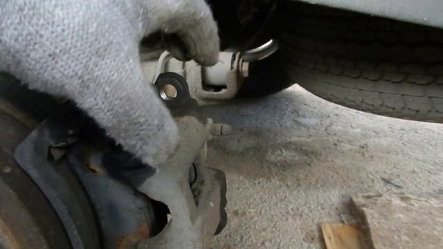 Замена задних колодок на Toyota 4runner 2005 года, SR5, 215 кузов смотреть онлайн
