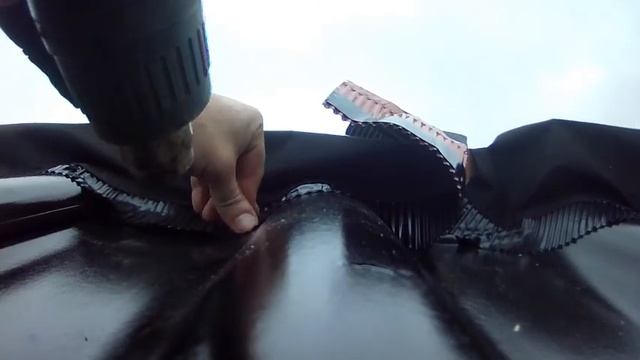 Кровля из черепицы. Инструкция по монтажу аэроэлемента хребта(конька) черепичной крыши. смотреть онлайн