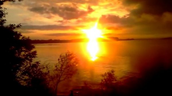 Человек, уходящий в солнце