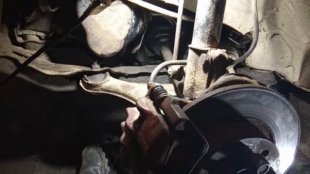 Снятие полуоси вольво 460, замена пыльника, снятие нижнего рычага смотреть онлайн