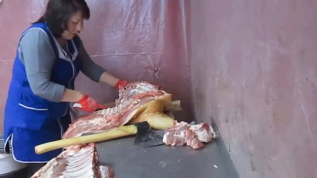 Рабочий момент. Подготовка мяса к продаже смотреть онлайн