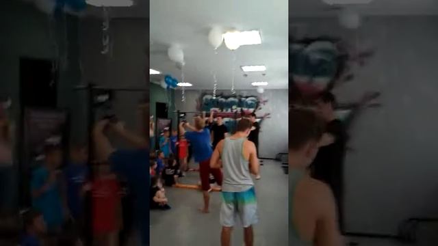 Малыш, турникбой, 4 года, 17 чистых подтягиваний! смотреть онлайн