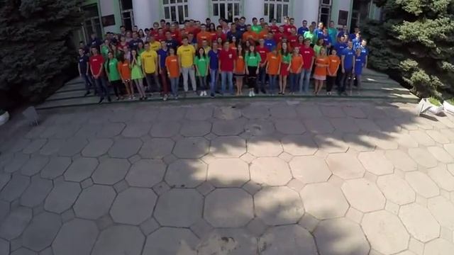 Студенты у фасад съёмка с квадрокоптера