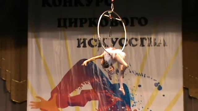 Неподражаемая и талантливая воздушная гимнастка в кольце Вероника Полубота смотреть онлайн