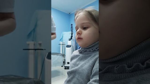В 4 года прокололи ушки! Аня смелая девочка! смотреть онлайн