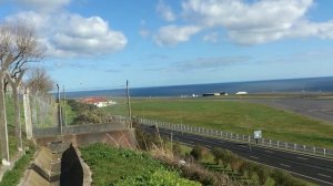 Взлёт самолёта в аэропорту Понта-Делгада, Азорские о-ва Take off from aeroport Ponta Delgada, Azore