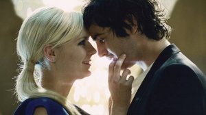 Кирстен Данст и Джим Стёрджесс в фильме «Параллельные миры / Upside Down, 2012» Муз. клип