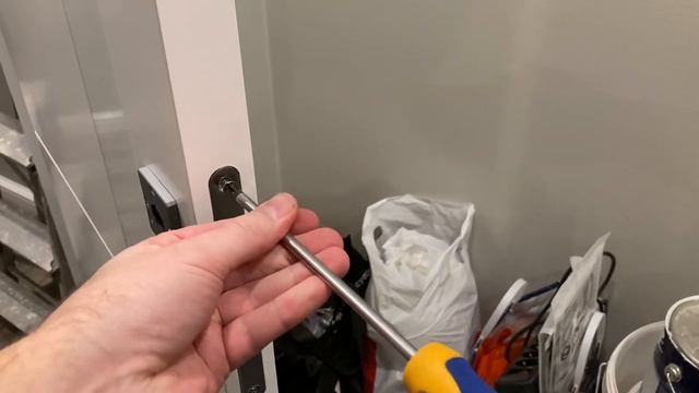 Как снять или поставить магнитный замок у межкомнатной двери. Установка дверного замка. Замена ручк смотреть онлайн