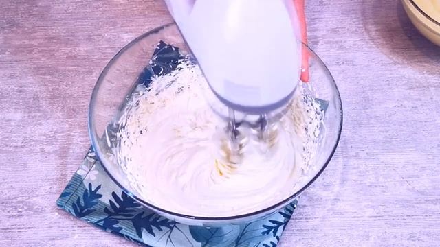 Крем со вкусом ПЛОМБИРА на молоке / Простой рецепт ЗАВАРНОГО крема для ТОРТОВ, эклеров, трубочек смотреть онлайн