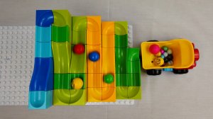 Разные шарики катятся с горок - три горки сразу.