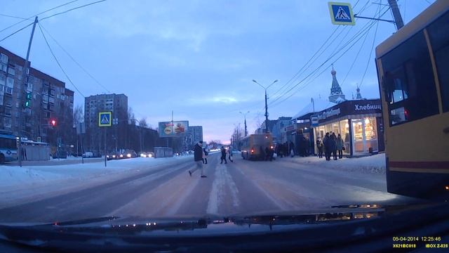 25-12-2017 Стадо пешеходов-баранов на дороге смотреть онлайн