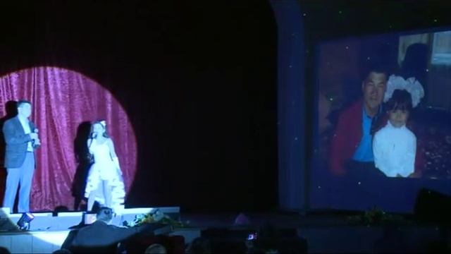 "Маленькая дочка вырастает." смотреть онлайн