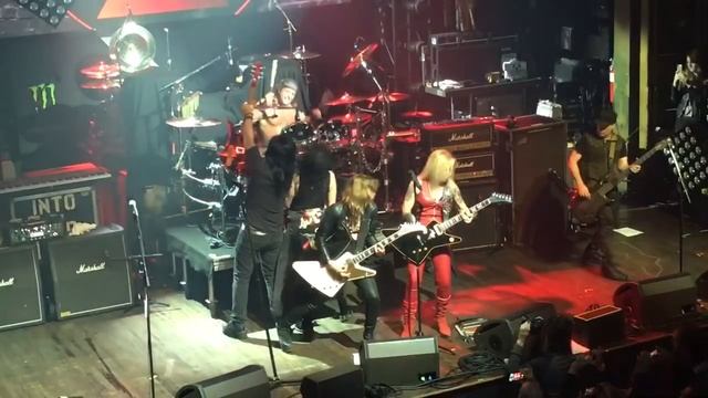 Lita Ford - Cherry Bomb with Lzzy Hale and Dorothy - Webster Hall NYC 4-27-16 смотреть онлайн