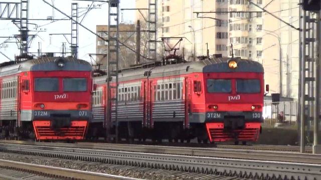 Три электропоезда ЭТ2М-071, ЭТ2М-130 и ЭС2Г-033 + ЭС2Г-027 "Ласточка" смотреть онлайн
