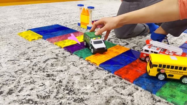 Филипп и мама играют в машинки игрушки и спасают пожарную детскую машину, детское видео с машинкам смотреть онлайн