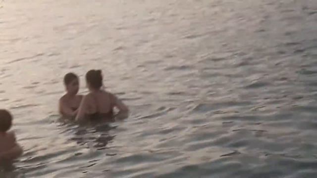 Черное море. Вечерний пляж. Геленджик. Купаются дети. смотреть онлайн