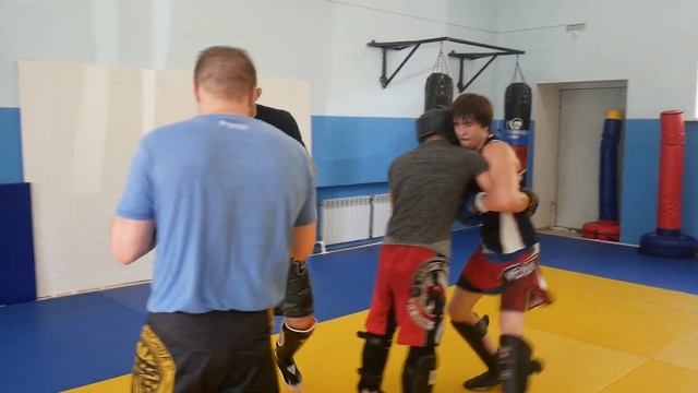Спарринги или боевая практика бойца ММА. Формат:бокс,кикбоксинг,ушу-саньда. В гостях кикбоксеры. смотреть онлайн