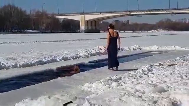 Елена Двойникова праздничный заплыв проруби 8.03.2018 МОРЖИ СТОЛИЦЫ смотреть онлайн