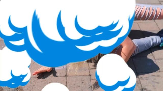 Мама учит Эмму и Илая как правильно мыть руки от бактерий перед едой. смотреть онлайн