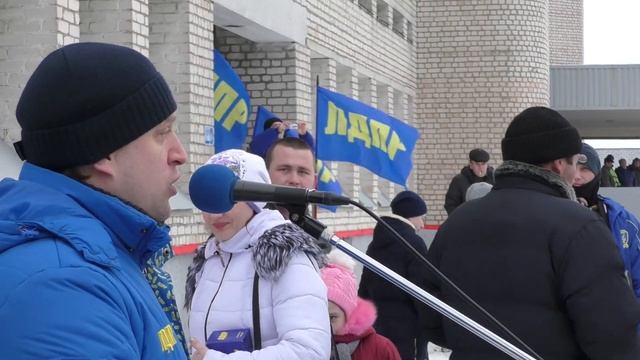 Прибытие агитационного поезда ЛДПР в город Клинцы обернулось дракой за подарки.