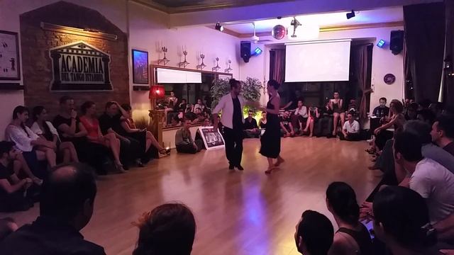 Özhan Araz & Burcu S. Tango Milonga İmprovisation 3-4 (Miguel Villasboas-Milonga Querida) смотреть онлайн