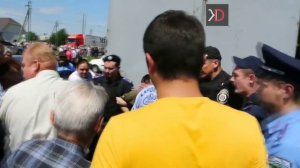 В Чернигове голод, люди отбивают у милиции грузовик с гуманитарной помощью