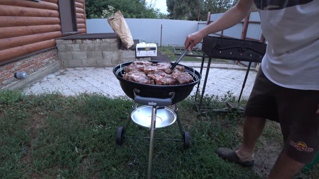 Тест угольного гриля вебер компакт 47 Честный обзор гриль Weber compact kettle 47. 4к видео. смотреть онлайн