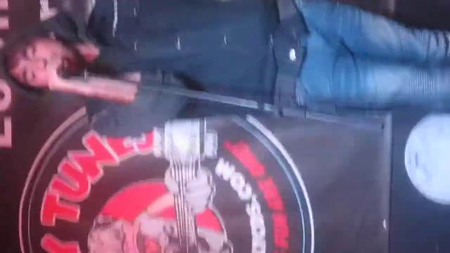 Alex Gaskarth Talking about adopting kids/ Weightless Live смотреть онлайн