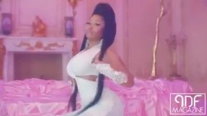 Ники Минаж - красиво поет песню.