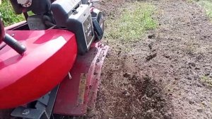 Как пашут фрезы на мотокультиваторе Пуберт.