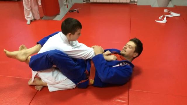 Обучающий приём "ОмоПлата" на занятие по бразильскому Джиу-Джитсу от нашего тренера Дмитрия Бабина смотреть онлайн