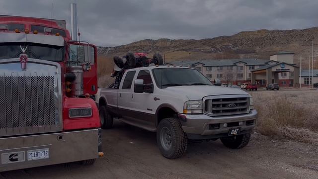 "A SUBSCRIBER SAVES THE DAY" | Real Life Trucking - Episode #433 смотреть онлайн