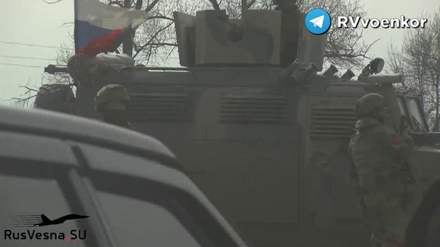 Российские военные обеспечивают безопасность передвижения на освобождённых территориях смотреть онлайн