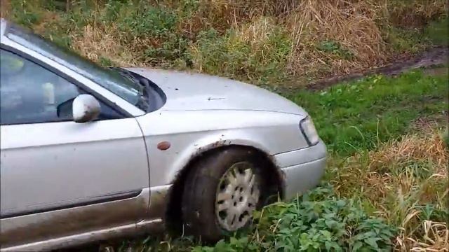 Subaru Legacy 2000 in deep mud смотреть онлайн